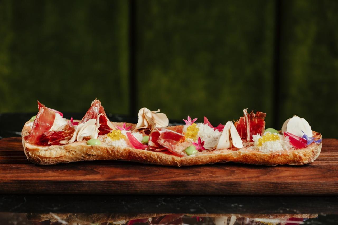 Radisson Collection Hotel, Magdalena Plaza Sevilla Bagian luar foto A typical Italian panino