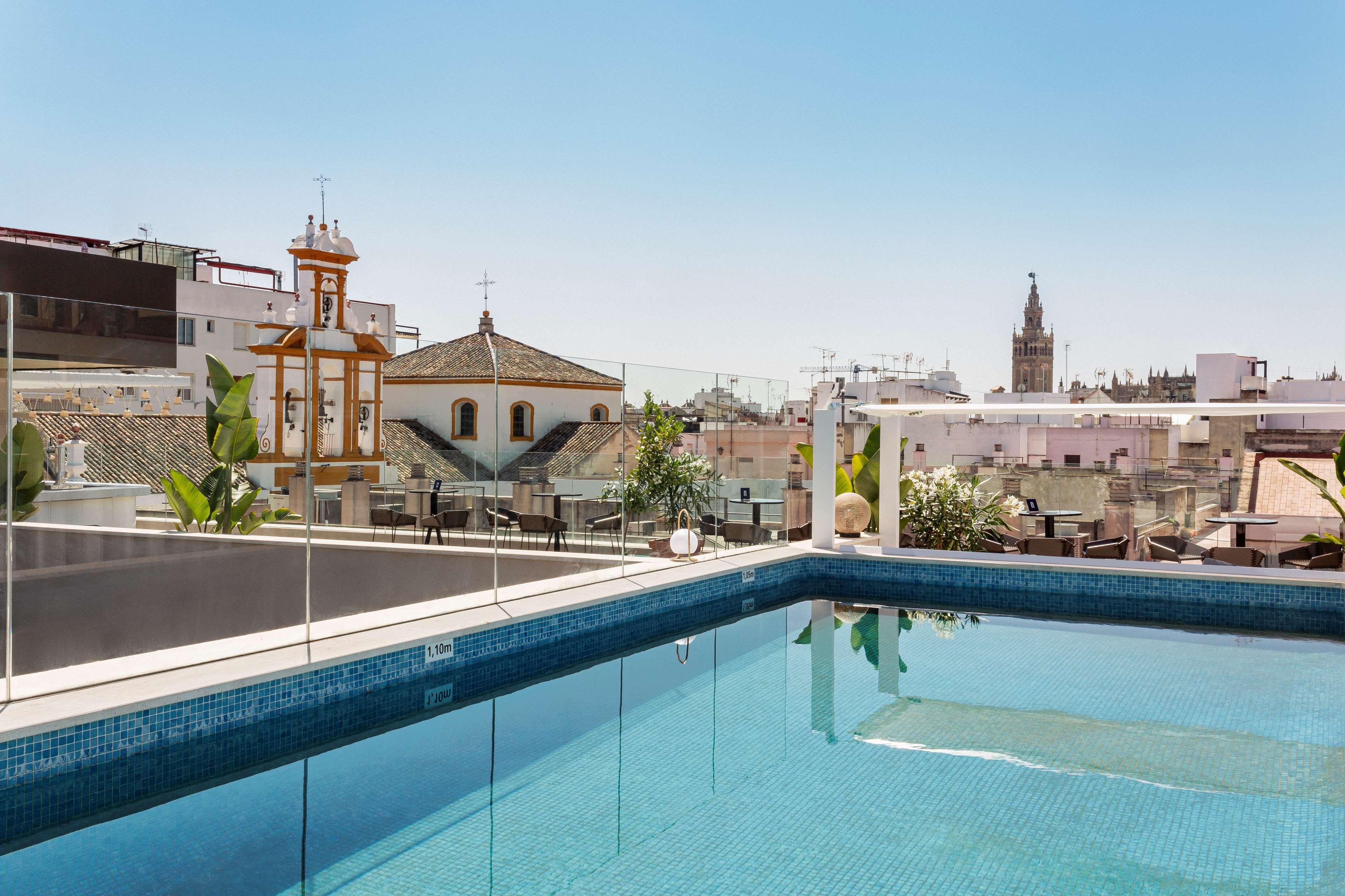 Radisson Collection Hotel, Magdalena Plaza Sevilla Bagian luar foto Rooftop pool at Hotel Casa 1800