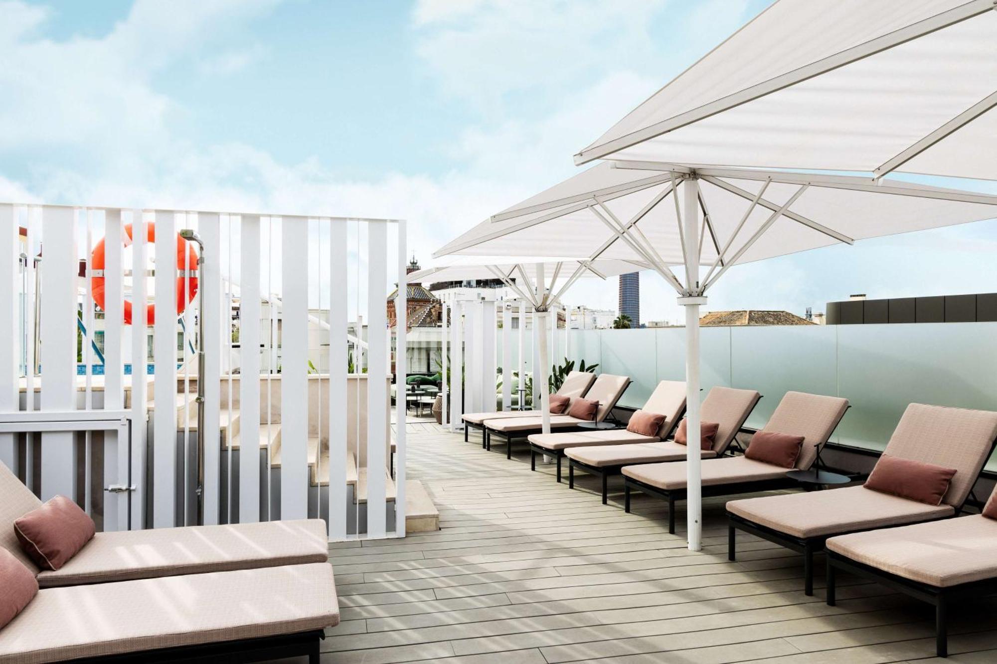 Radisson Collection Hotel, Magdalena Plaza Sevilla Bagian luar foto The rooftop pool at the hotel
